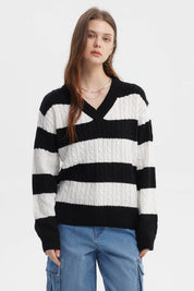Sweater de mujer con cuello en V negro y blanco a rayas gruesas sin estampa visible de estilo casual