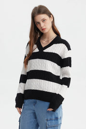 Sweater de mujer con cuello en V negro y blanco a rayas gruesas sin estampa visible de estilo casual