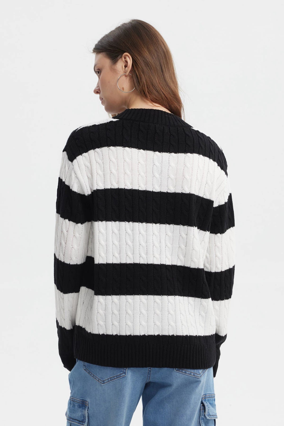 Sweater de mujer con cuello en V negro y blanco a rayas gruesas sin estampa visible de estilo casual