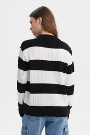 Sweater de mujer con cuello en V negro y blanco a rayas gruesas sin estampa visible de estilo casual
