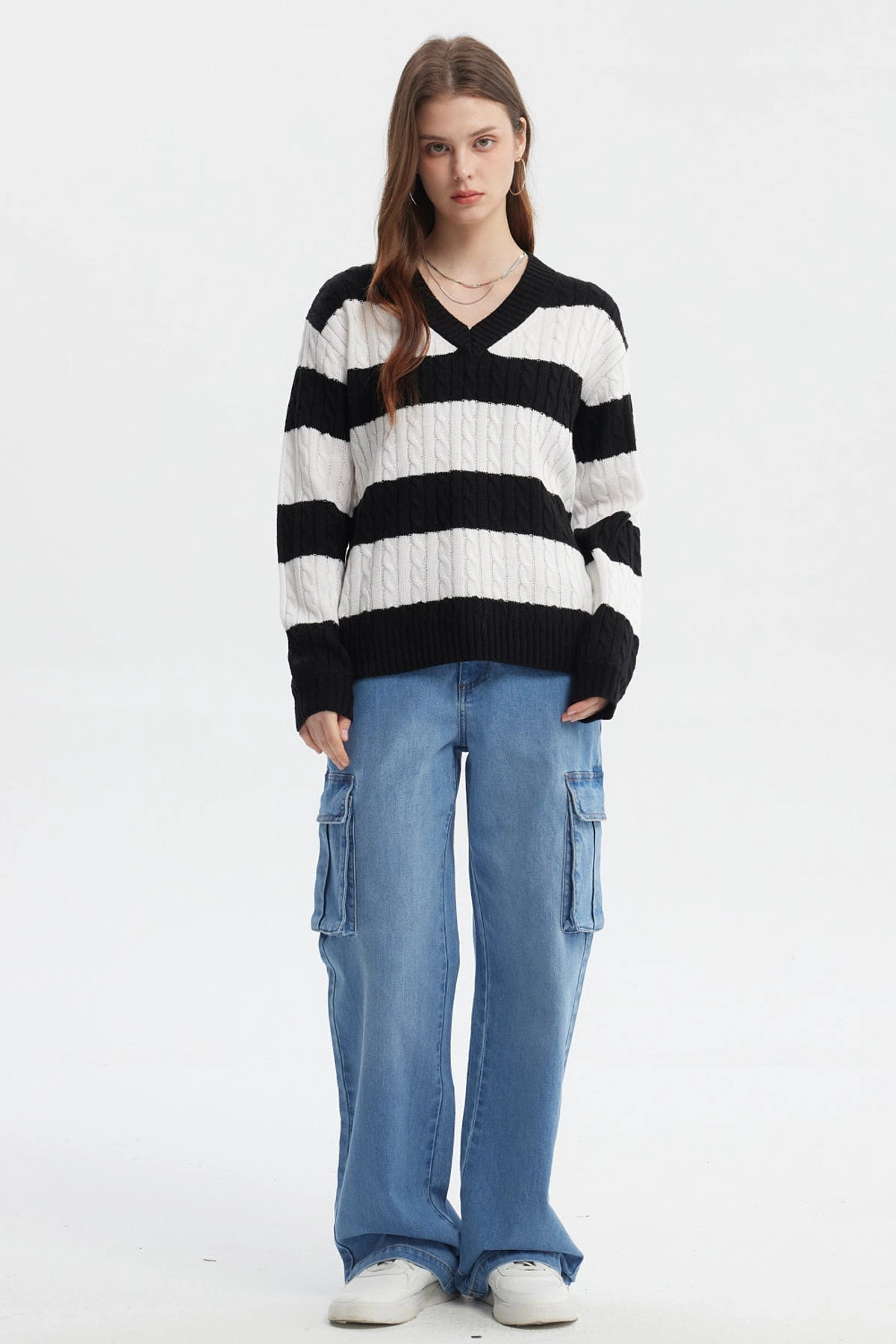 Sweater de mujer con cuello en V negro y blanco a rayas gruesas sin estampa visible de estilo casual