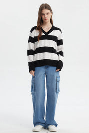 Sweater de mujer con cuello en V negro y blanco a rayas gruesas sin estampa visible de estilo casual
