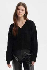 Sweater negro de mujer cuello V con diseño de trenzas en toda la prenda estilo clásico y textura visible