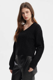 Sweater negro de mujer cuello V con diseño de trenzas en toda la prenda estilo clásico y textura visible