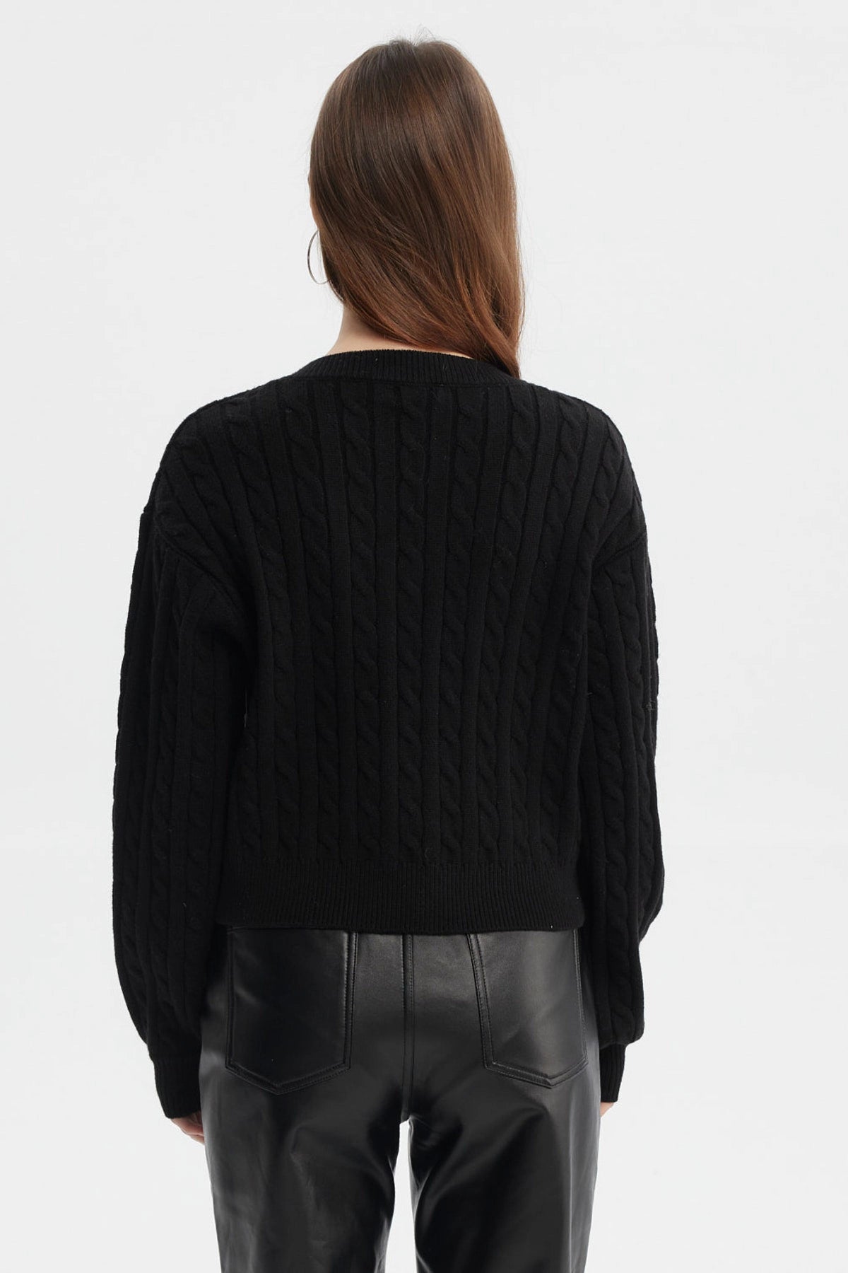 Sweater negro de mujer cuello V con diseño de trenzas en toda la prenda estilo clásico y textura visible