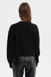 Sweater negro de mujer cuello V con diseño de trenzas en toda la prenda estilo clásico y textura visible