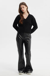 Sweater negro de mujer cuello V con diseño de trenzas en toda la prenda estilo clásico y textura visible