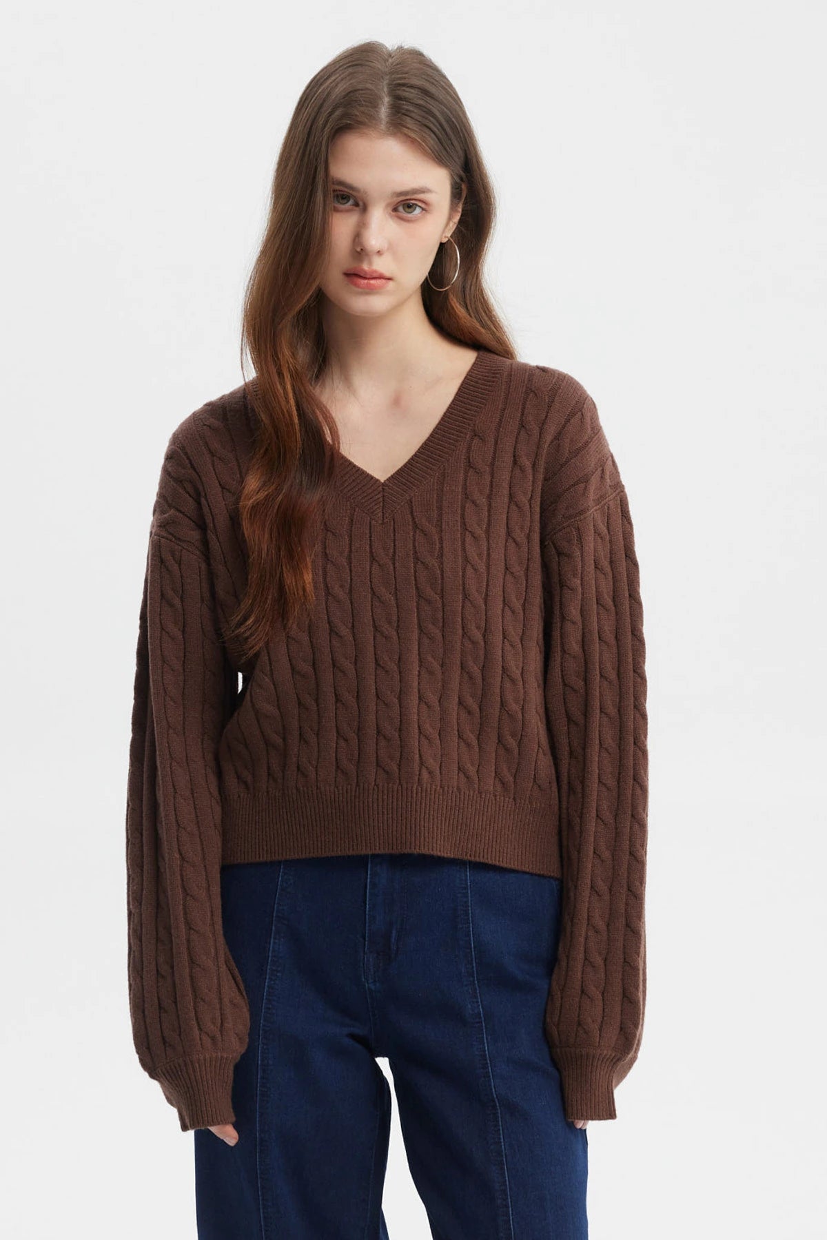 Sweater de mujer café oscuro con cuello en V tejido trenzado manga larga y diseño liso ideal para el invierno