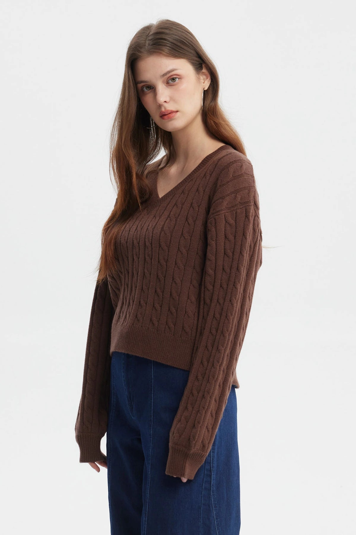 Sweater de mujer café oscuro con cuello en V tejido trenzado manga larga y diseño liso ideal para el invierno