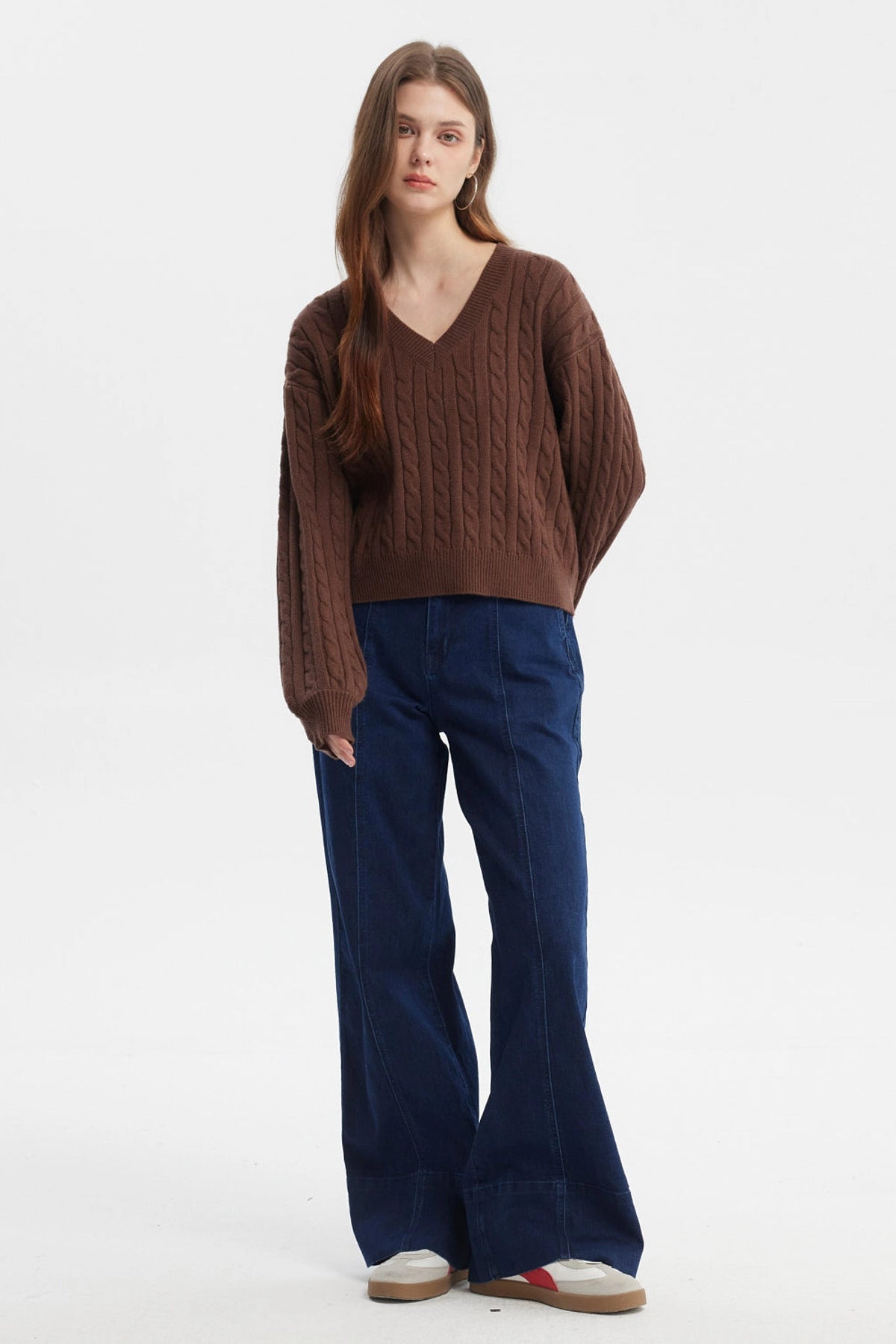 Sweater de mujer café oscuro con cuello en V tejido trenzado manga larga y diseño liso ideal para el invierno