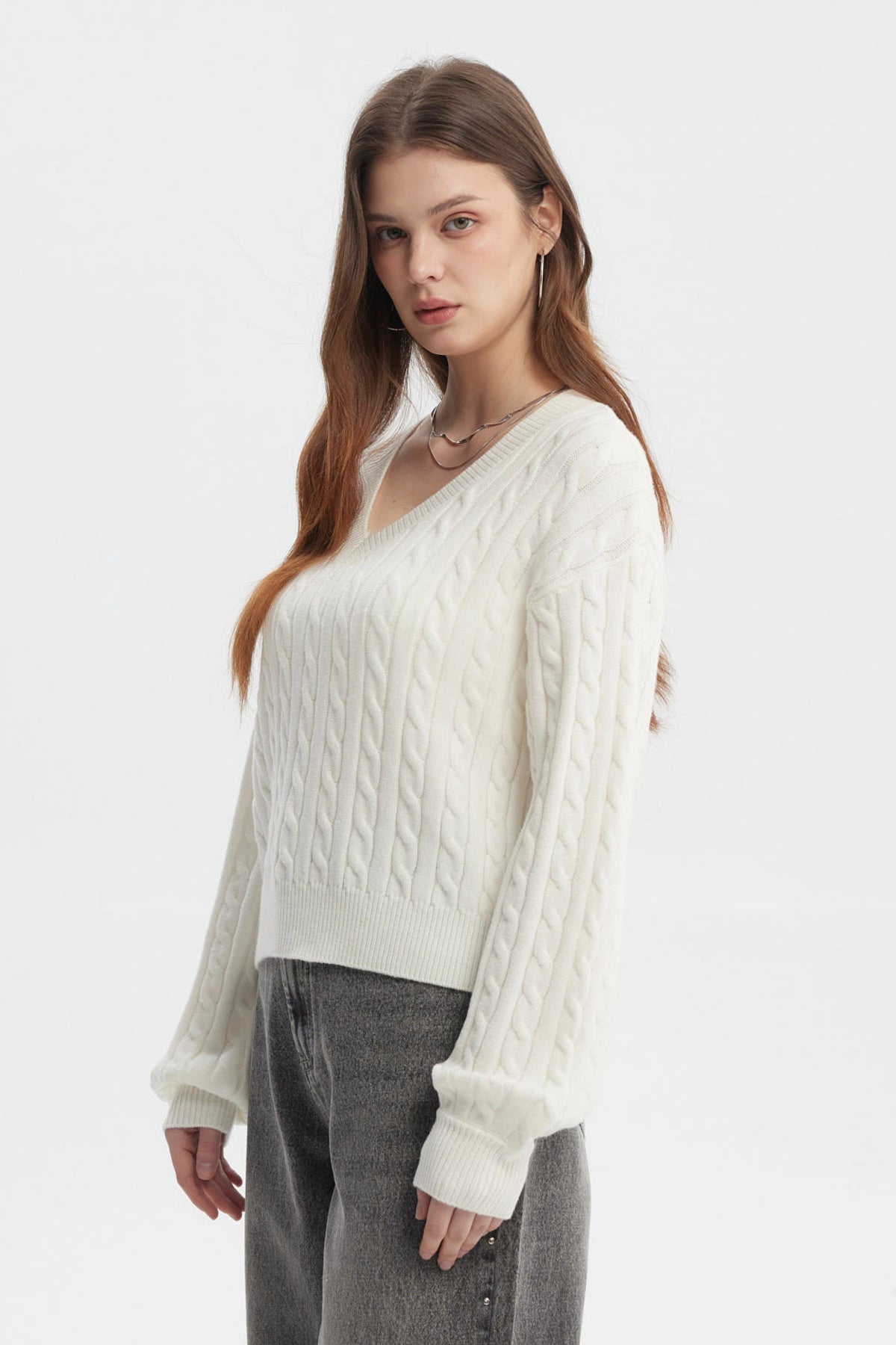 Sweater mujer crudo cuello V con diseño de trenzas en toda la prenda lisa estilo casual