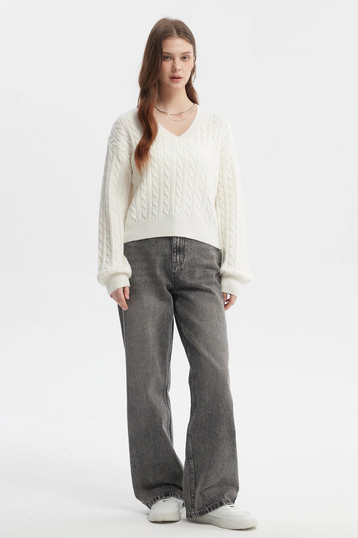 Sweater mujer crudo cuello V con diseño de trenzas en toda la prenda lisa estilo casual