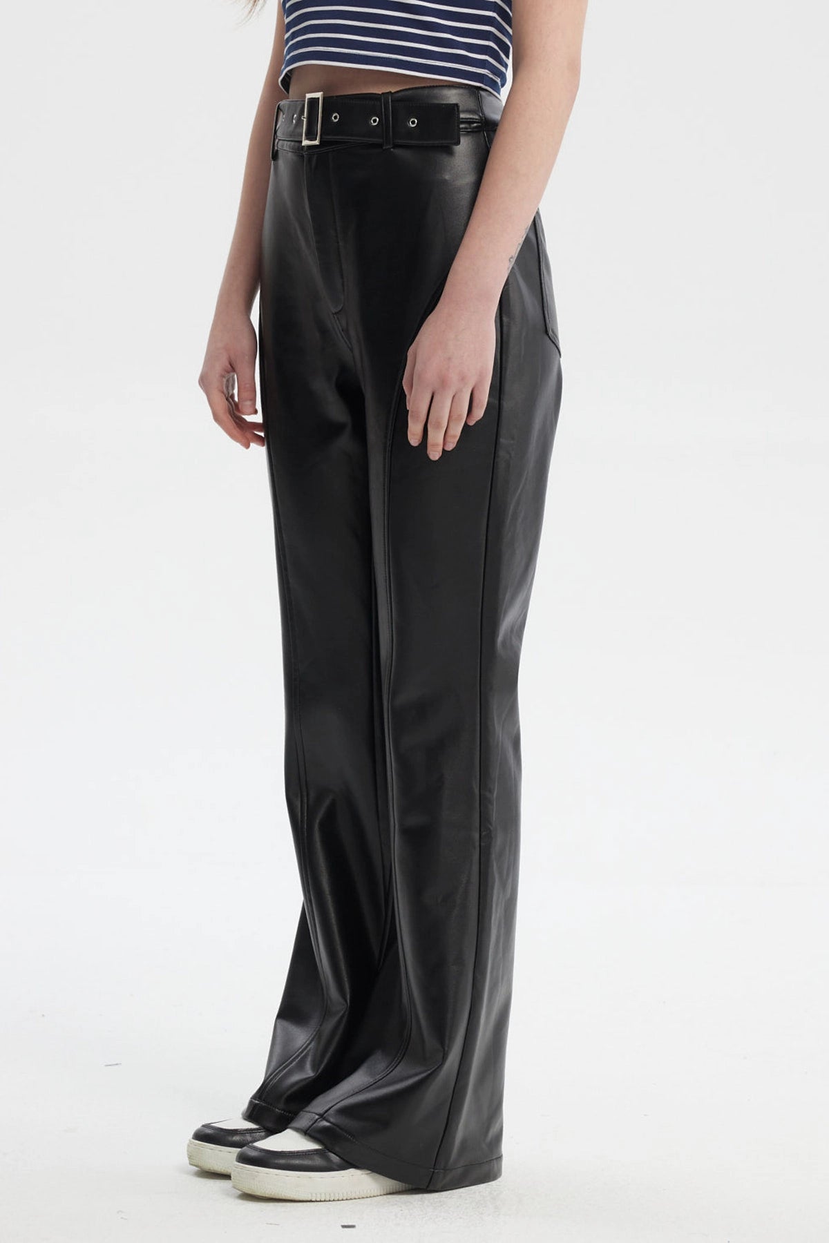 Pantalón Mujer Flare Efecto Cuero Negro