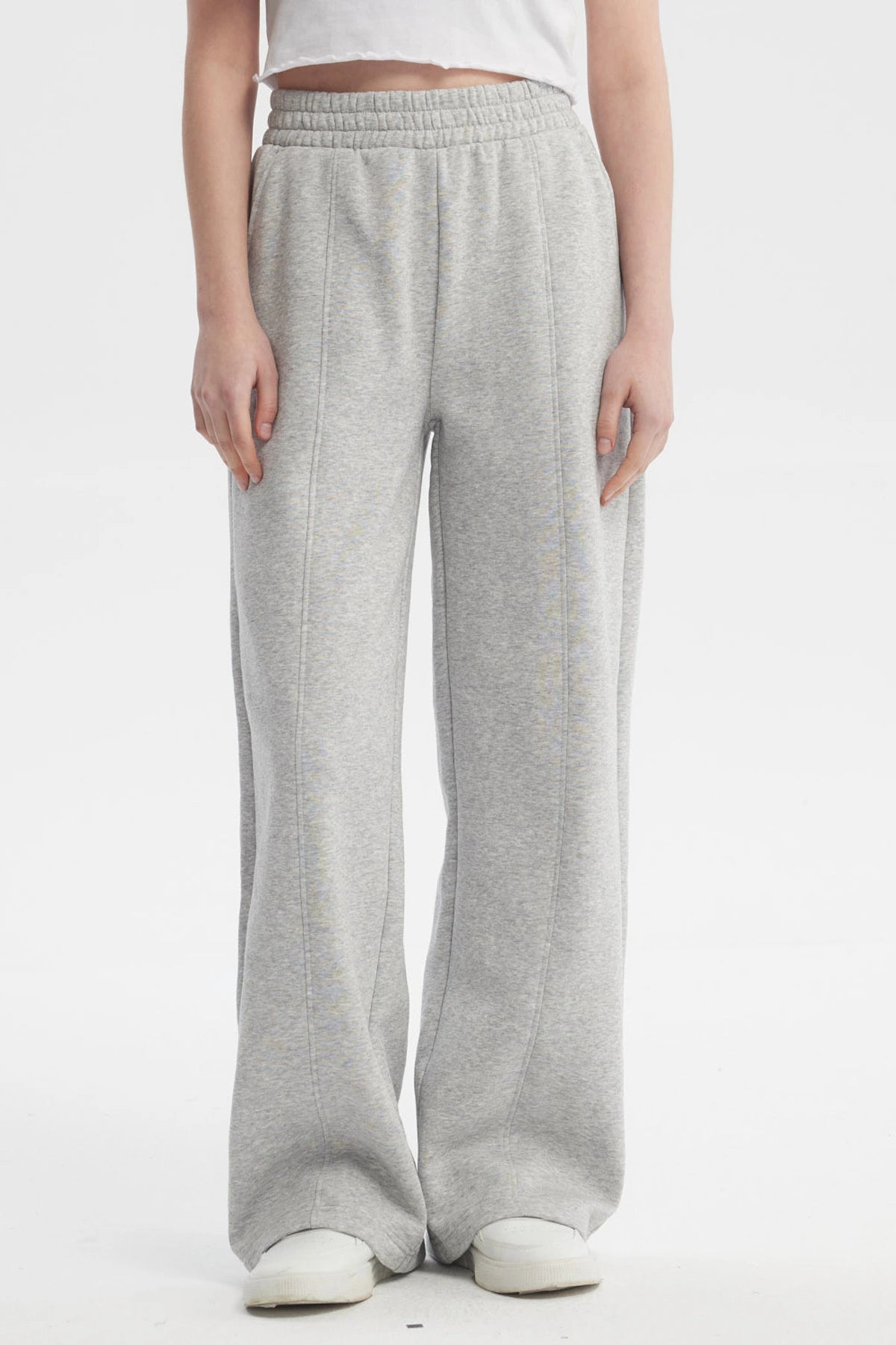 Pantalón buzo gris melange mujer con corte wide leg sin estampa liso cómodo y versátil para un estilo relajado