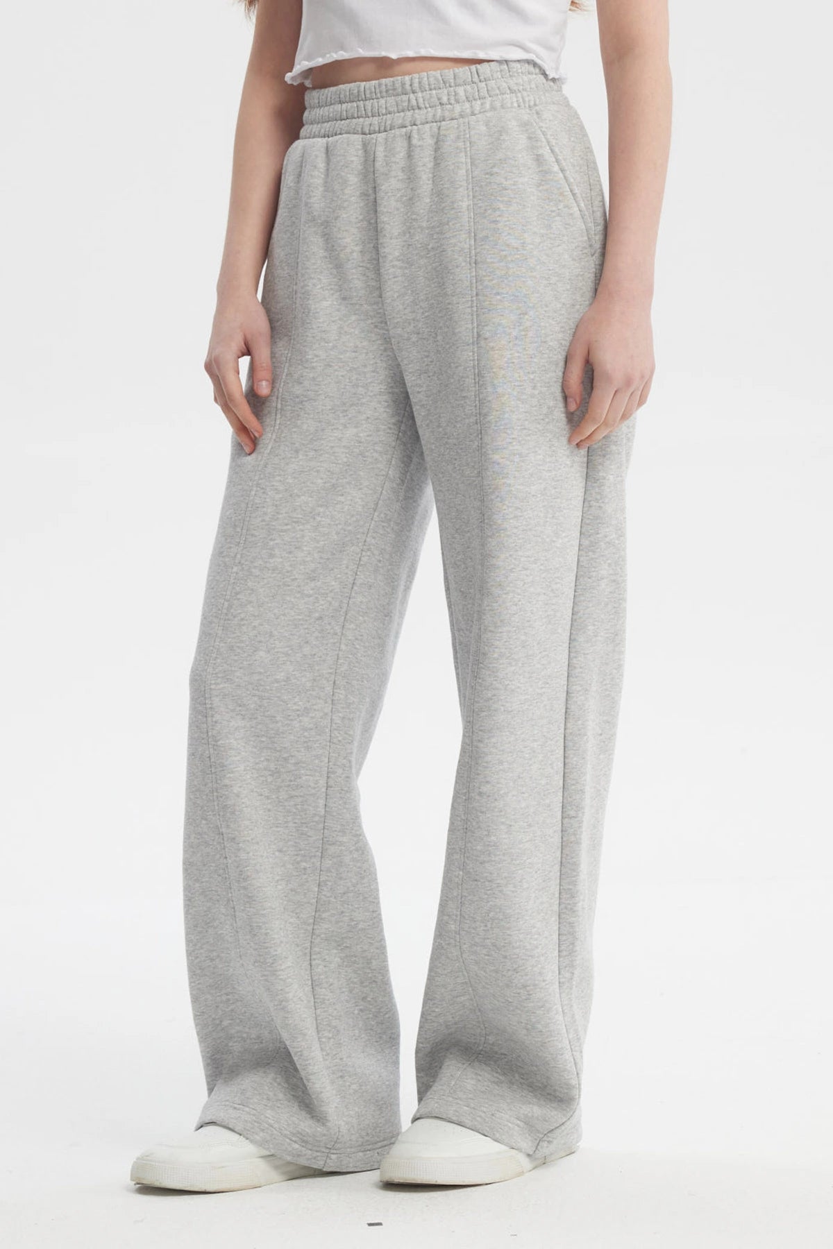 Pantalón buzo gris melange mujer con corte wide leg sin estampa liso cómodo y versátil para un estilo relajado