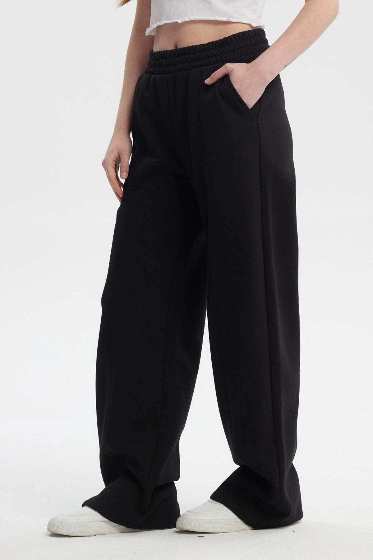 Pantalón buzo mujer negro con corte wide leg y cintura elástica prenda lisa ideal para un look casual y cómodo