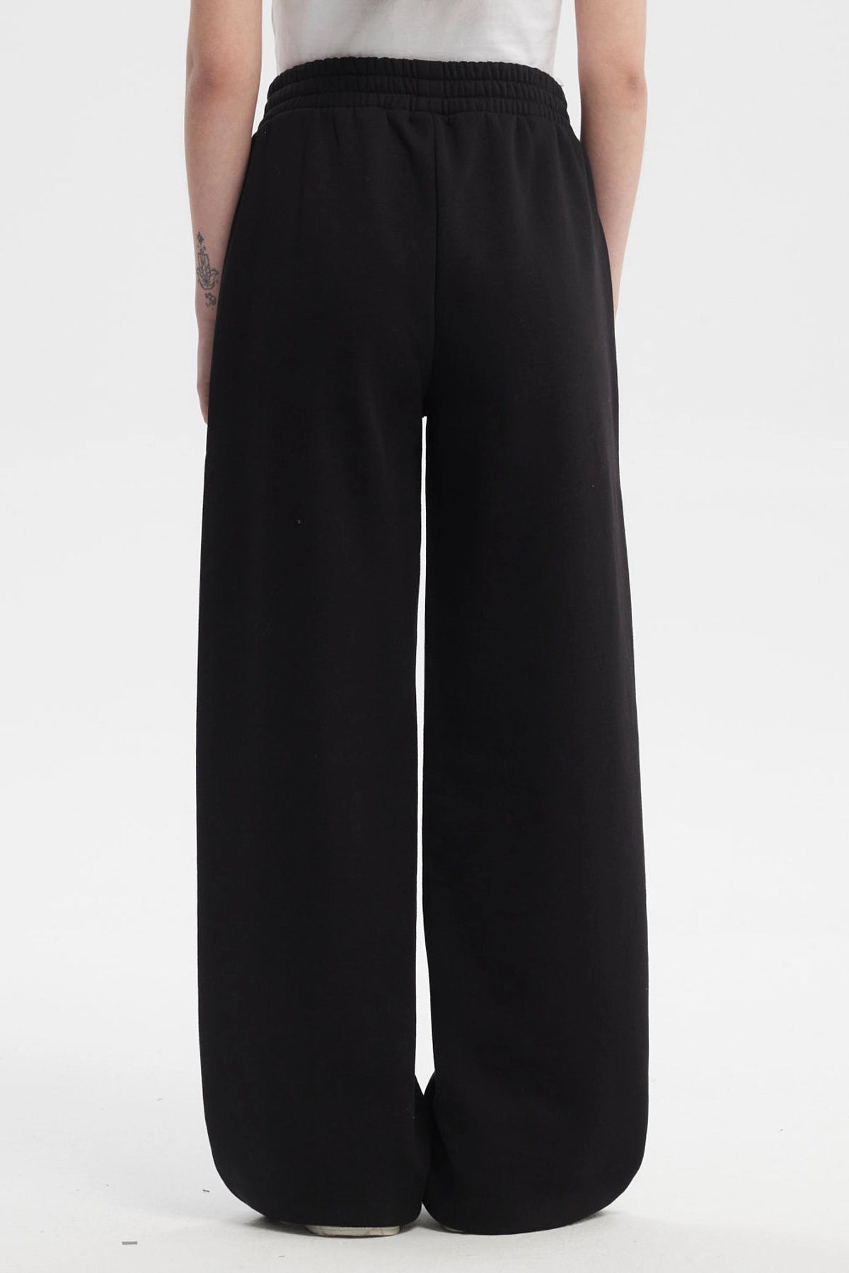 Pantalón buzo mujer negro con corte wide leg y cintura elástica prenda lisa ideal para un look casual y cómodo