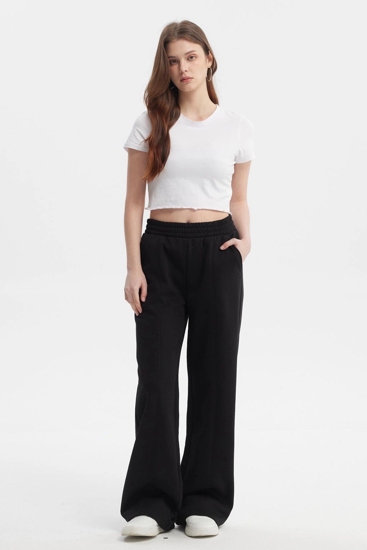 Pantalón buzo mujer negro con corte wide leg y cintura elástica prenda lisa ideal para un look casual y cómodo