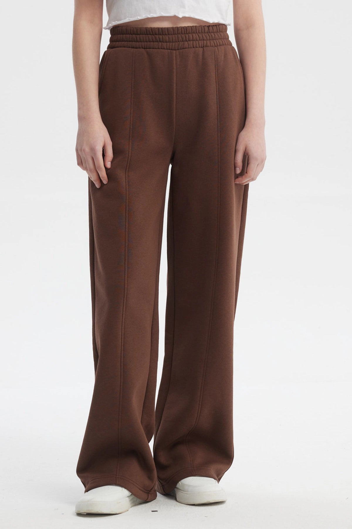 Pantalón buzo mujer café oscuro diseño wide leg corte suelto cintura elástica sin estampa ideal para un look relajado