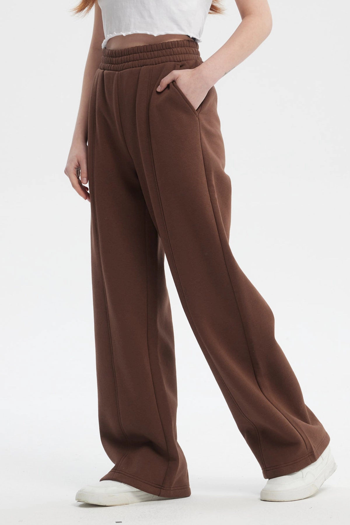 Pantalón buzo mujer café oscuro diseño wide leg corte suelto cintura elástica sin estampa ideal para un look relajado