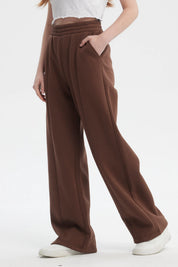 Pantalón buzo mujer café oscuro diseño wide leg corte suelto cintura elástica sin estampa ideal para un look relajado