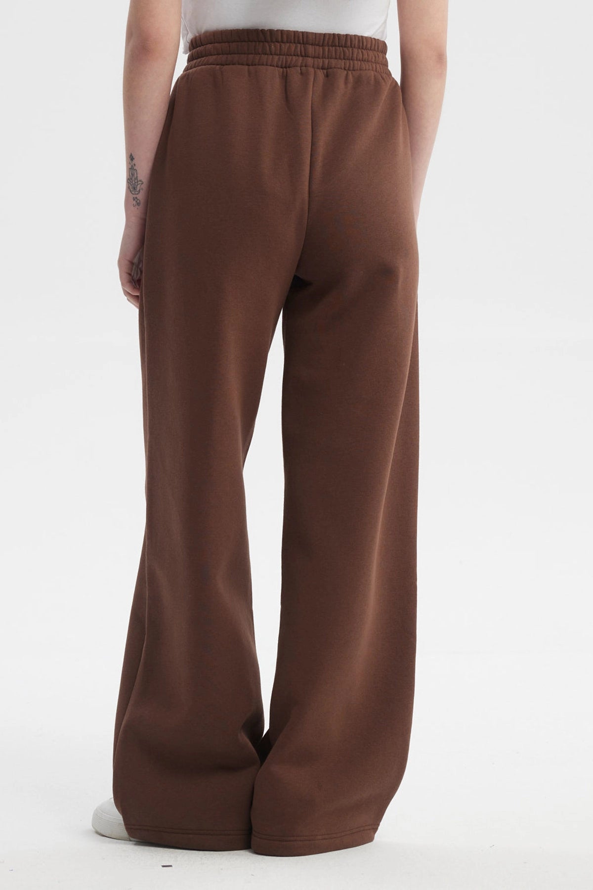 Pantalón buzo mujer café oscuro diseño wide leg corte suelto cintura elástica sin estampa ideal para un look relajado