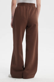 Pantalón buzo mujer café oscuro diseño wide leg corte suelto cintura elástica sin estampa ideal para un look relajado