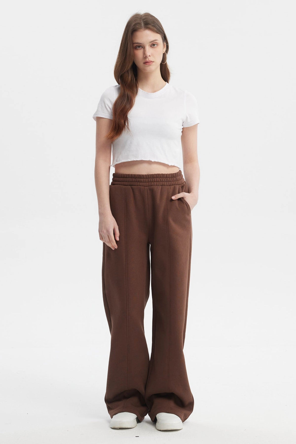 Pantalón buzo mujer café oscuro diseño wide leg corte suelto cintura elástica sin estampa ideal para un look relajado