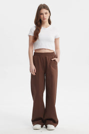 Pantalón buzo mujer café oscuro diseño wide leg corte suelto cintura elástica sin estampa ideal para un look relajado
