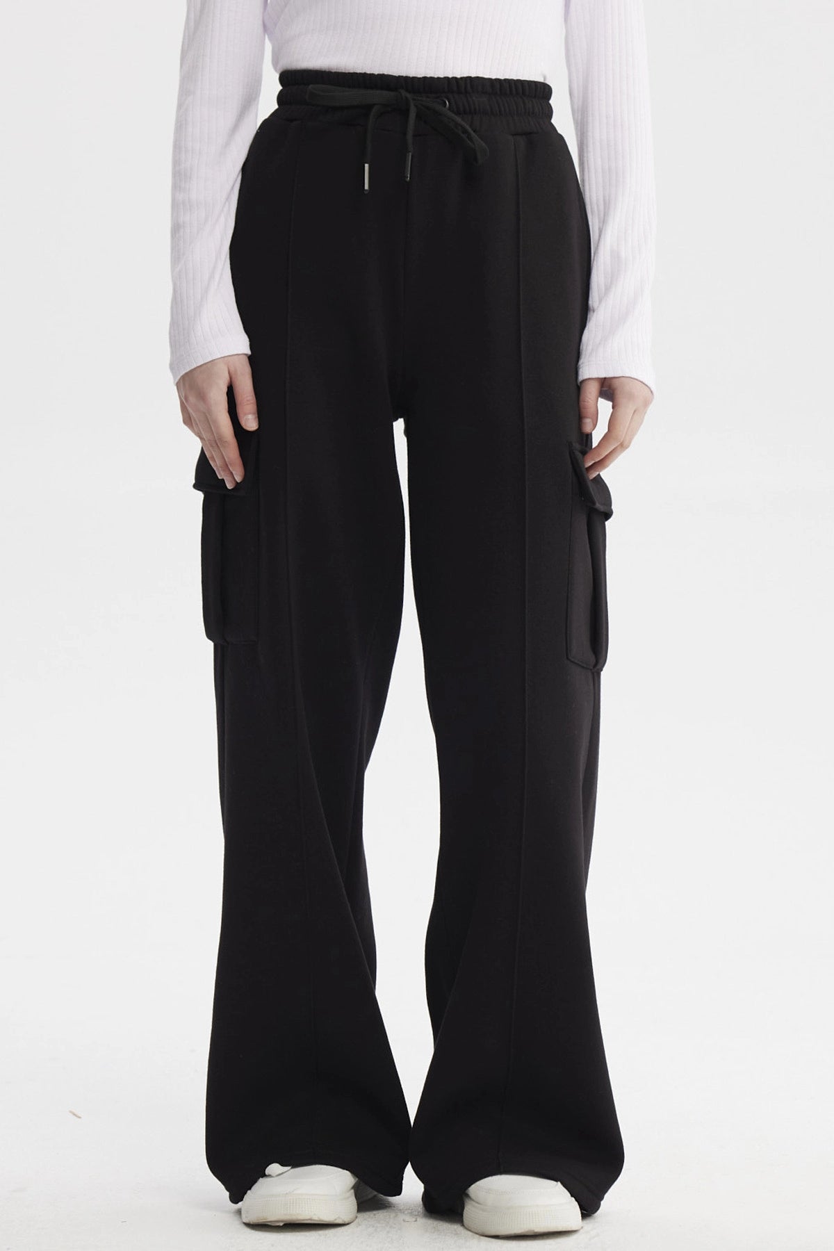 Pantalón buzo mujer cargo negro con bolsillos laterales amplios sin estampa visible diseño cómodo y moderno