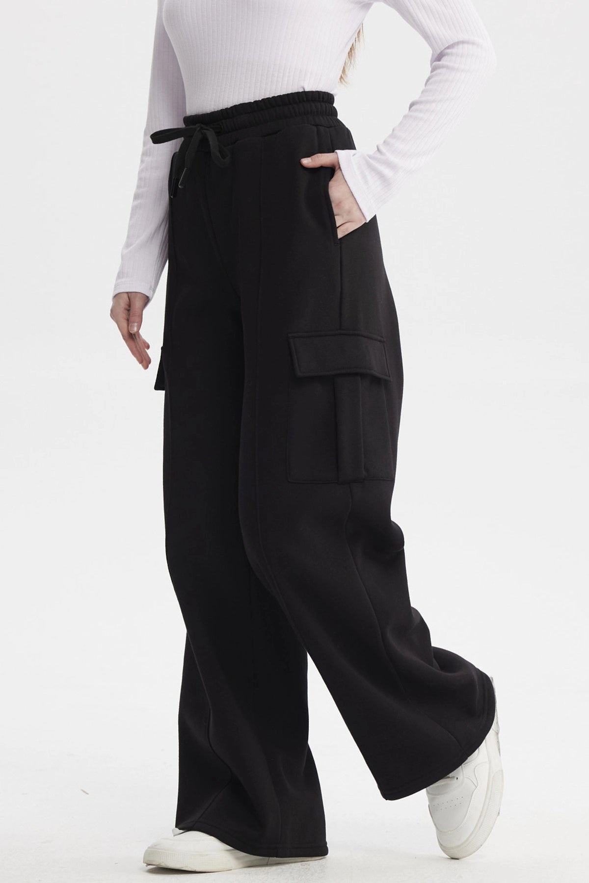 Pantalón buzo mujer cargo negro con bolsillos laterales amplios sin estampa visible diseño cómodo y moderno