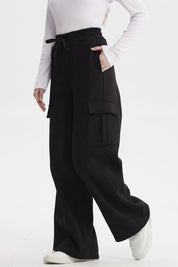 Pantalón buzo mujer cargo negro con bolsillos laterales amplios sin estampa visible diseño cómodo y moderno