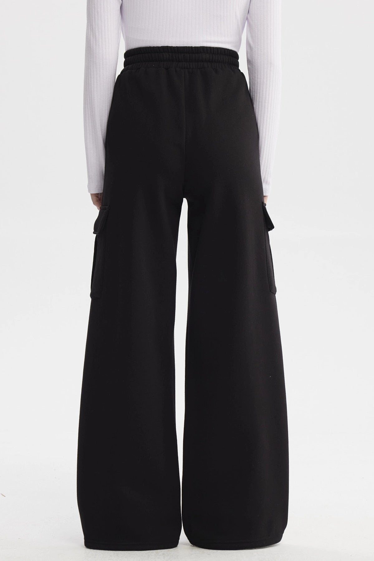 Pantalón buzo mujer cargo negro con bolsillos laterales amplios sin estampa visible diseño cómodo y moderno