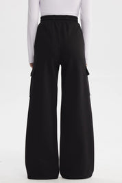 Pantalón buzo mujer cargo negro con bolsillos laterales amplios sin estampa visible diseño cómodo y moderno