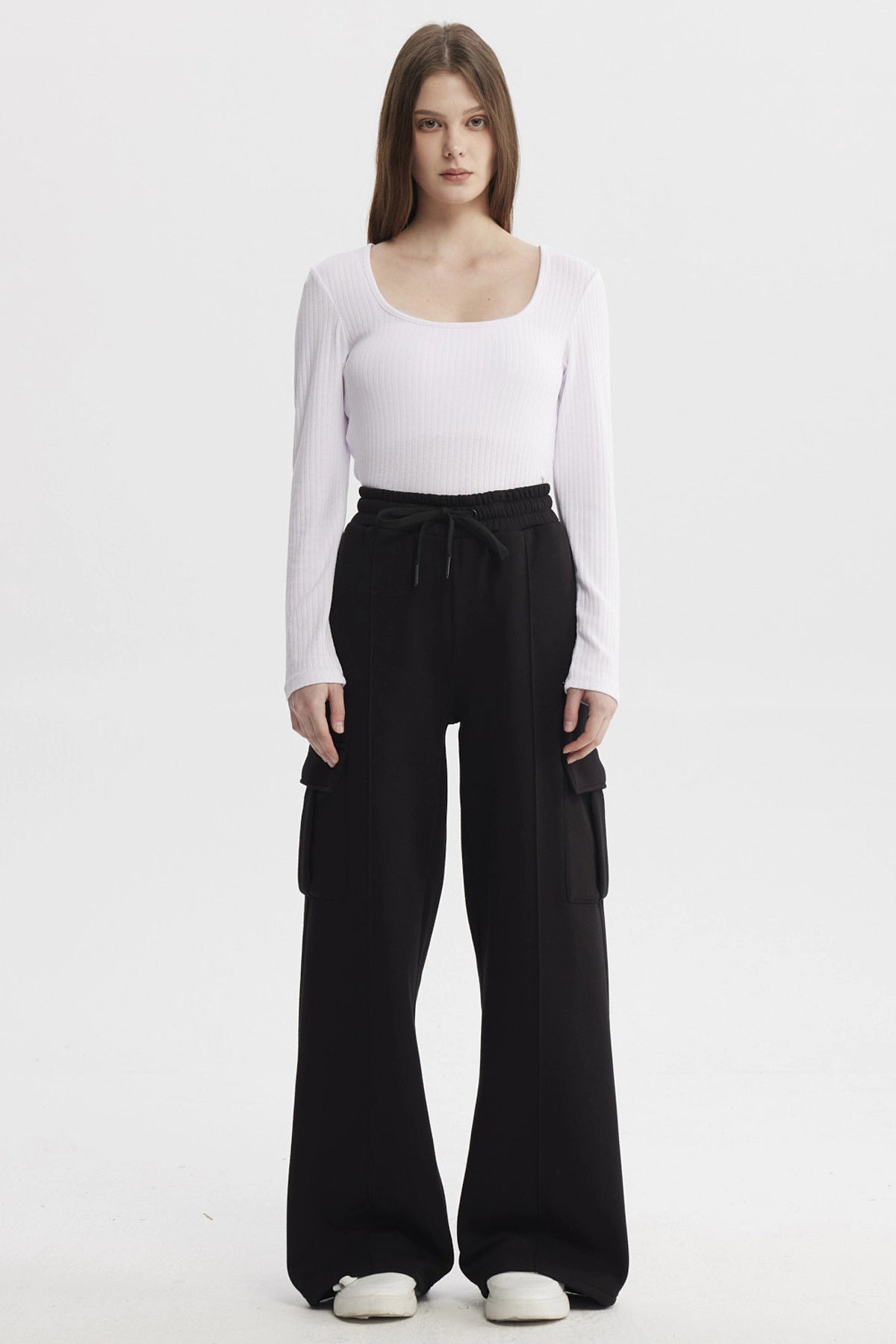Pantalón buzo mujer cargo negro con bolsillos laterales amplios sin estampa visible diseño cómodo y moderno