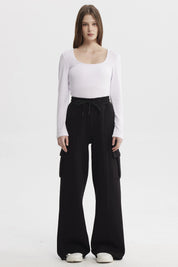 Pantalón buzo mujer cargo negro con bolsillos laterales amplios sin estampa visible diseño cómodo y moderno