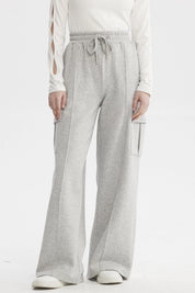 Pantalón buzo mujer gris melange con bolsillos cargo laterales corte suelto y ajuste con cordón prenda lisa