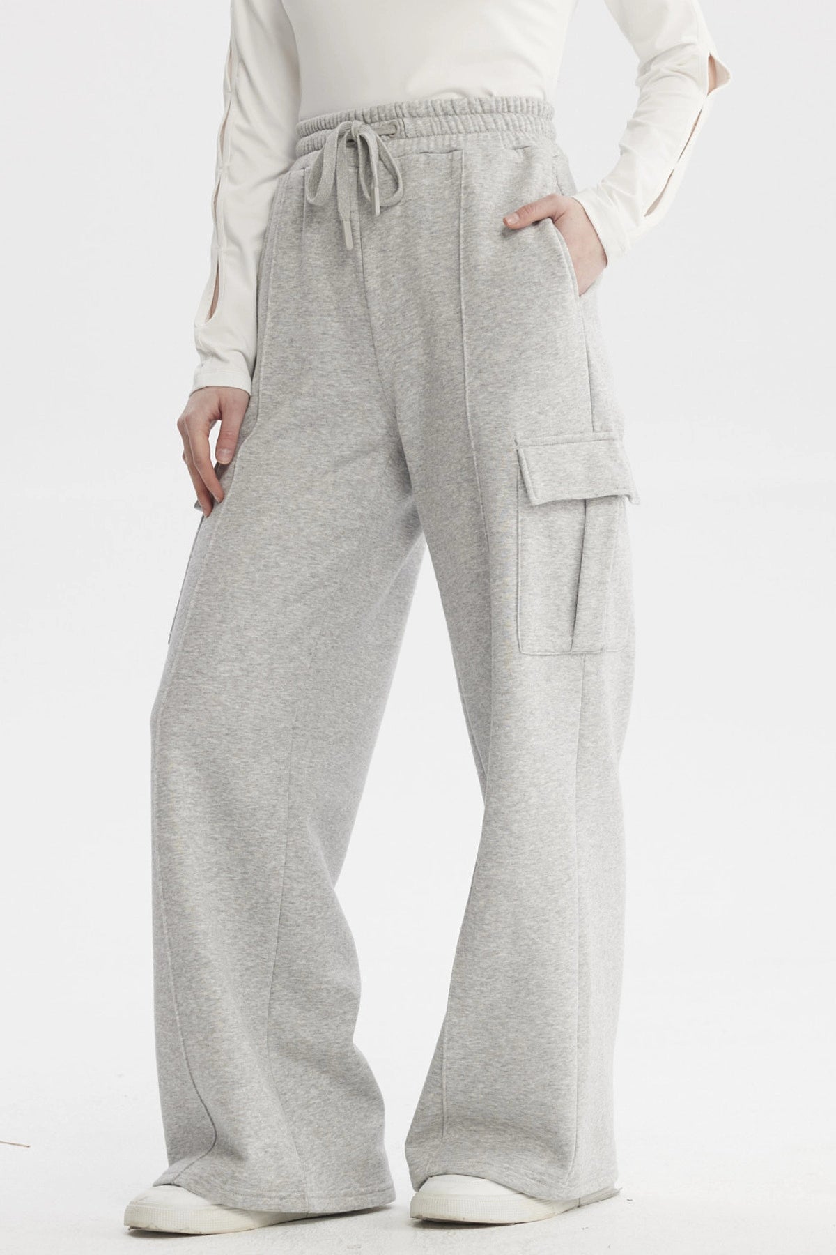 Pantalón buzo mujer gris melange con bolsillos cargo laterales corte suelto y ajuste con cordón prenda lisa