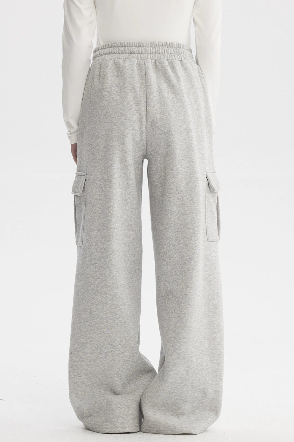 Pantalón buzo mujer gris melange con bolsillos cargo laterales corte suelto y ajuste con cordón prenda lisa