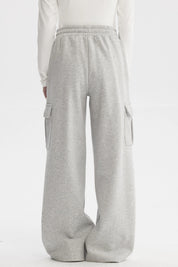 Pantalón buzo mujer gris melange con bolsillos cargo laterales corte suelto y ajuste con cordón prenda lisa