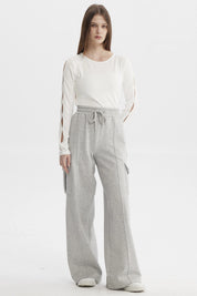 Pantalón buzo mujer gris melange con bolsillos cargo laterales corte suelto y ajuste con cordón prenda lisa
