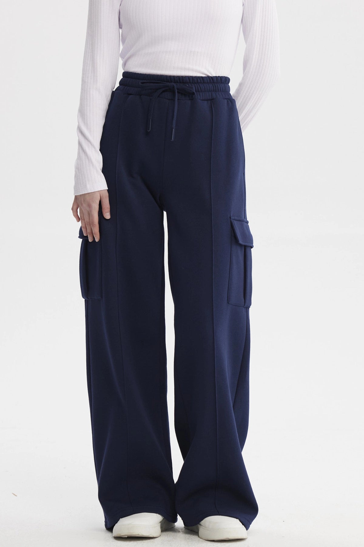 Pantalón buzo cargo azul oscuro mujer con bolsillos laterales amplios diseño casual sin estampa lisa