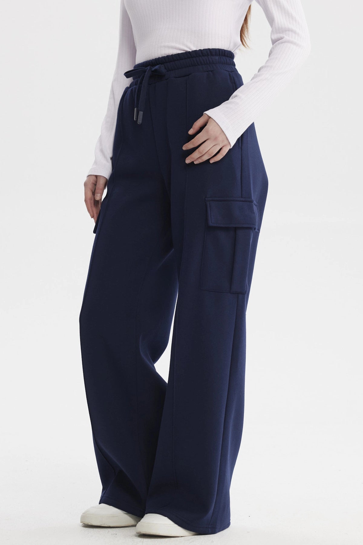Pantalón buzo cargo azul oscuro mujer con bolsillos laterales amplios diseño casual sin estampa lisa