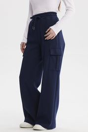 Pantalón buzo cargo azul oscuro mujer con bolsillos laterales amplios diseño casual sin estampa lisa