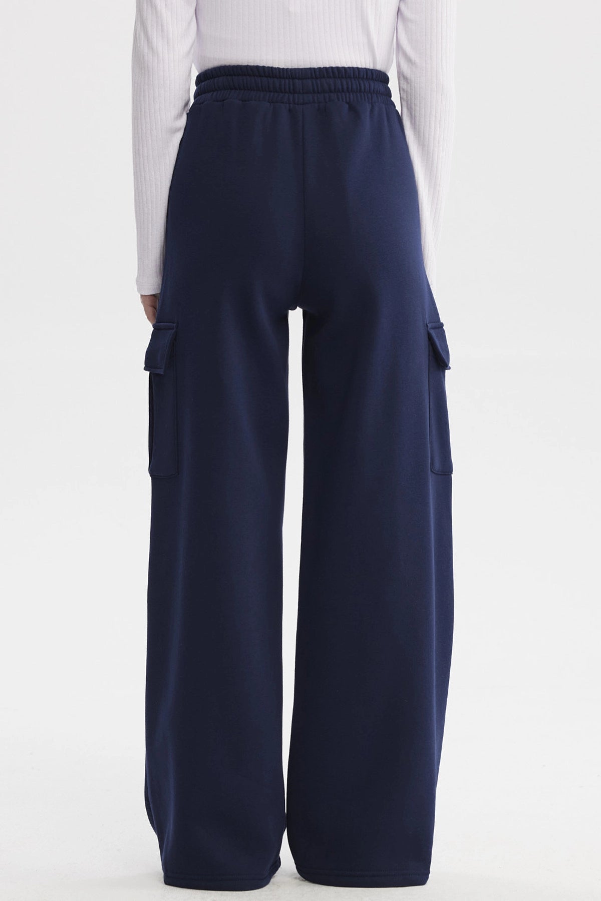 Pantalón buzo cargo azul oscuro mujer con bolsillos laterales amplios diseño casual sin estampa lisa