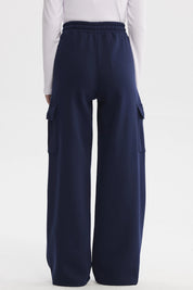Pantalón buzo cargo azul oscuro mujer con bolsillos laterales amplios diseño casual sin estampa lisa