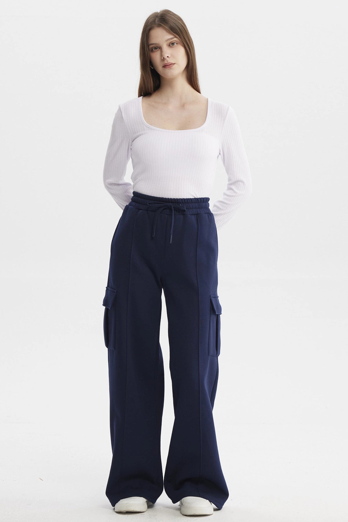 Pantalón buzo cargo azul oscuro mujer con bolsillos laterales amplios diseño casual sin estampa lisa