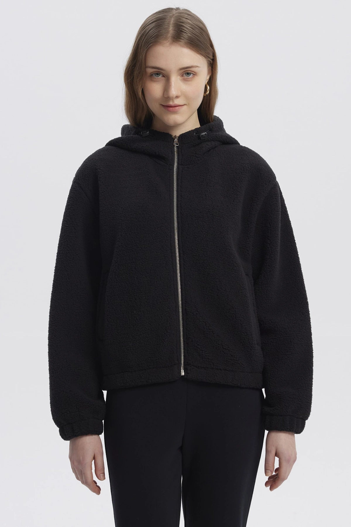 Polar mujer negro con capucha cremallera frontal y diseño liso ideal para el invierno
