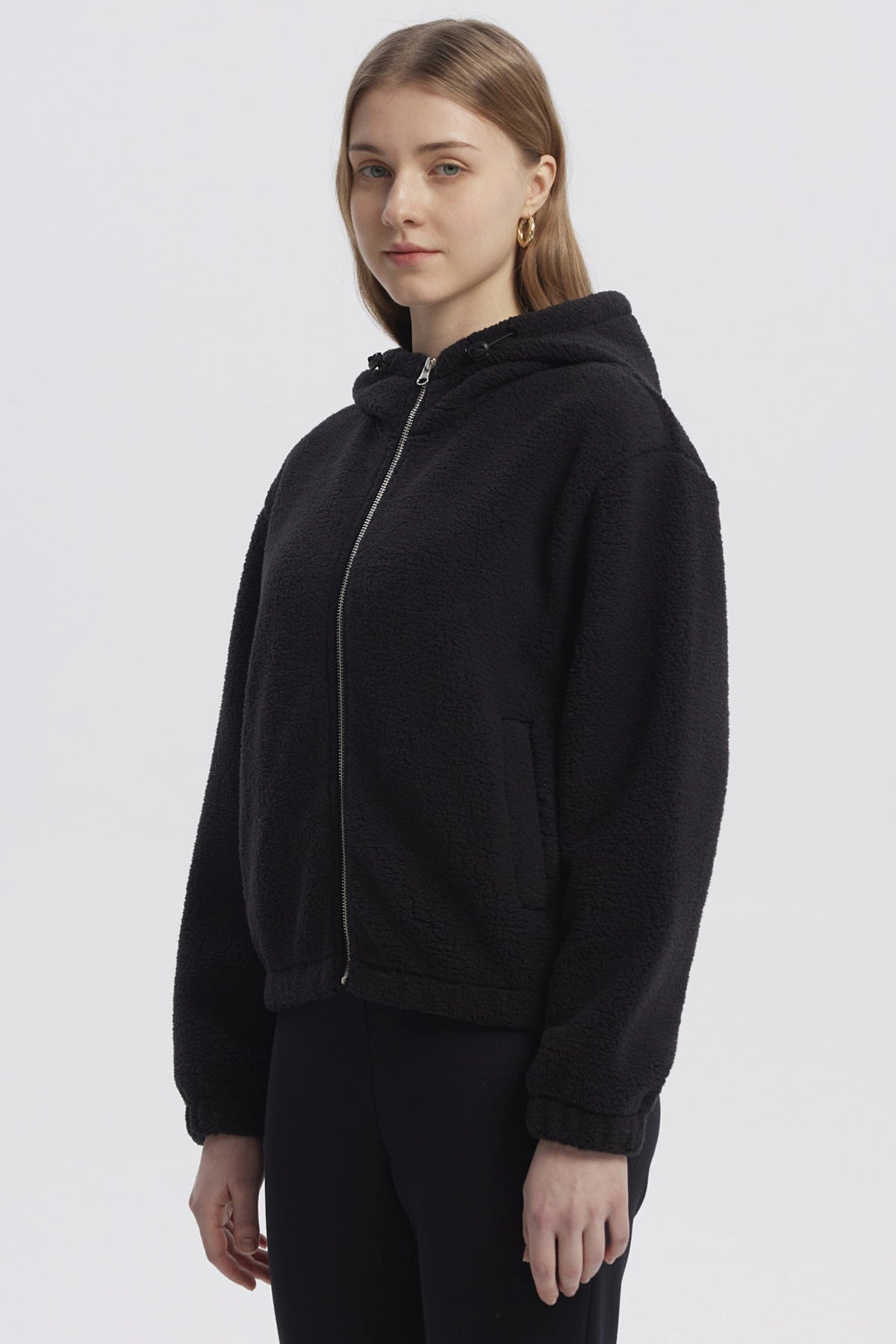 Polar mujer negro con capucha cremallera frontal y diseño liso ideal para el invierno