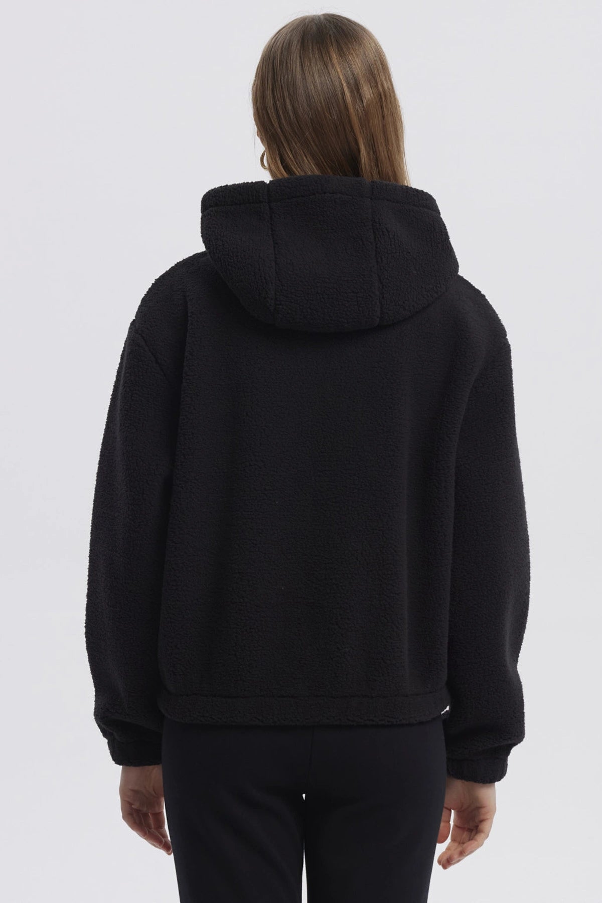 Polar mujer negro con capucha cremallera frontal y diseño liso ideal para el invierno